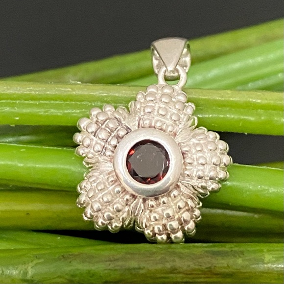 Vintage 925 Signed Sterling Silver Garnet Birthstone Flower Pendant 4g. - Picture 1 of 16